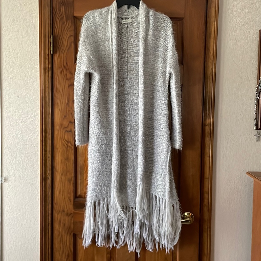 Abercrombie & Fitch. Light grey and white sweater. Size is M/L